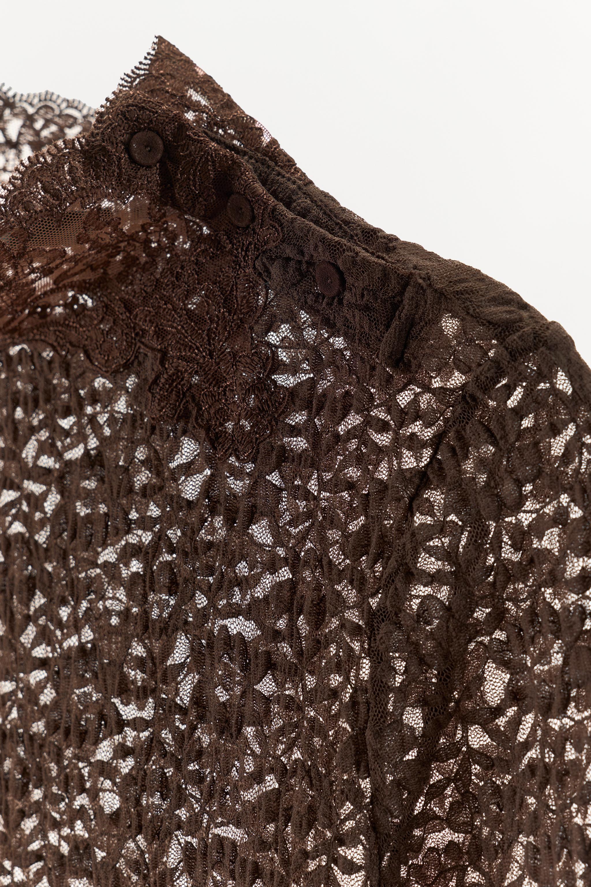 HAUT EN DENTELLE À COL MONTANT